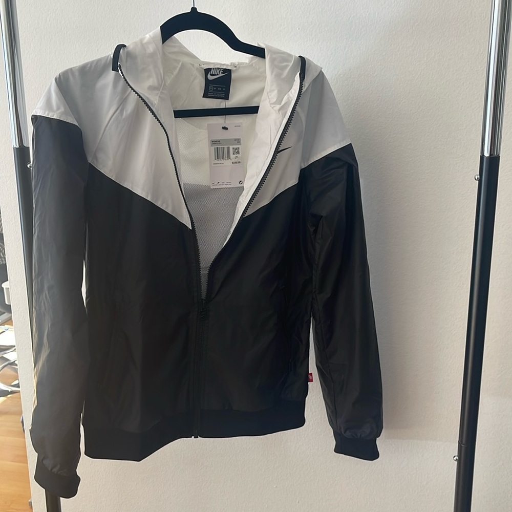 NWT Womens Nike Sportswear Windrunner Windbreaker size XSmall Black/White